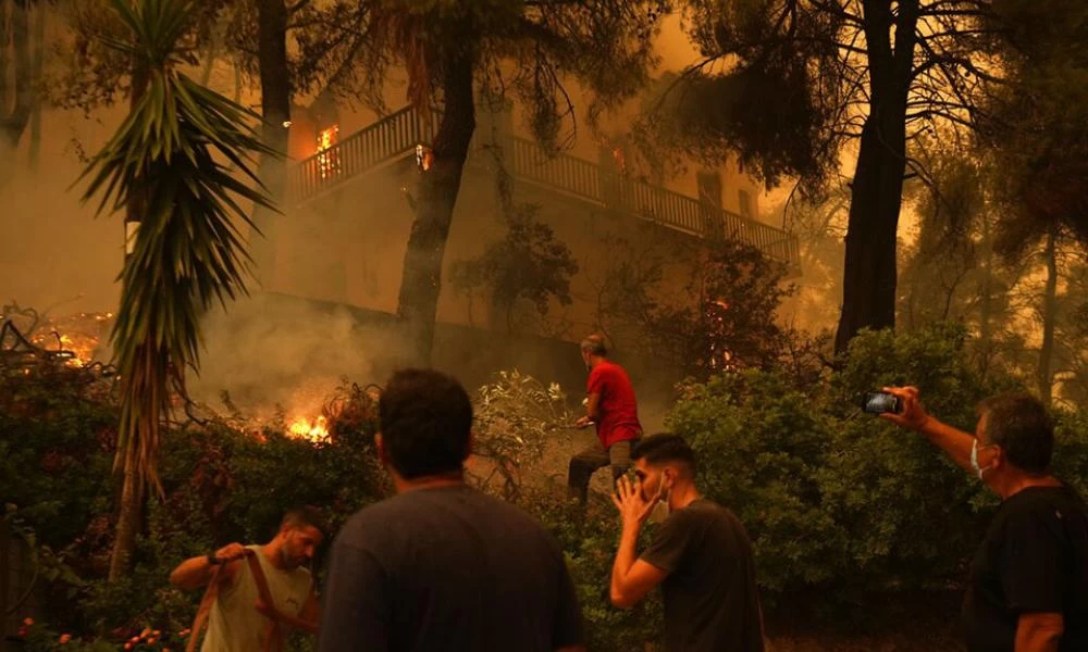 Φωτιά στην Εύβοια: Μεγάλη αναζωπύρωση στη Γαλατσώνα - Σε άμεσο κίνδυνο η Ιστιαία – Drone κατέγραψε την απόλυτη καταστροφή